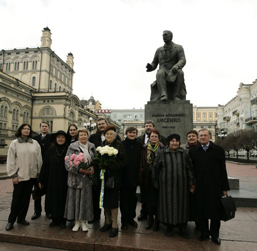 Члени НСКУ біля пам